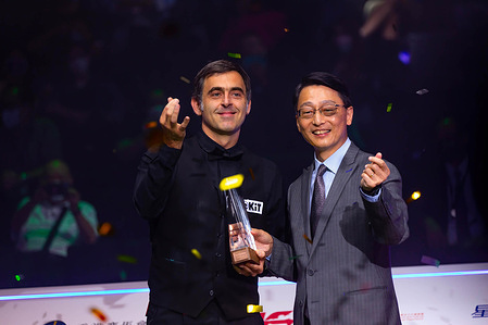 Ronnie O'Sullivan receives his trophy after the final match of Hong Kong Masters snooker tournament against Marco Fu at Hong Kong Coliseum. Final score; Ronnie O'Sullivan 6:4 Marco Fu.