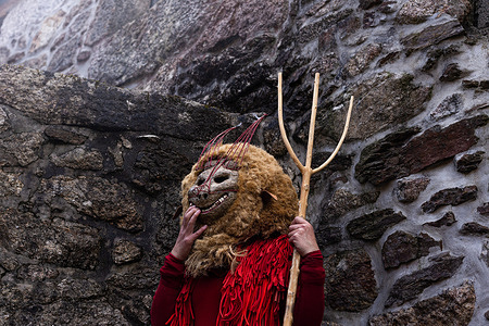 The devil is a mythical and legendary figure of Misarela Entrudo. He makes the bridge his habitat and collects souls with the trident in his hands. Entrudo da Misarela is a socio-cultural dynamization project that aims to bring the two banks of Rabagão closer together to recreate Entrudo as a celebration of the 'entrance' of Spring. The event happened on the Misarela bridge, a bridge built in the middle ages, located in Montalegre in the North East of Portugal.