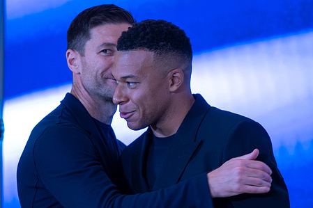 Xabi Alonso (L), Real Madrid's coach, greets Kylian Mbappé (R) during the event. The presentation of the Golden Boot for the 2024-2025 season to Kylian Mbappé in the presidential box at the Santiago Bernabéu stadium.