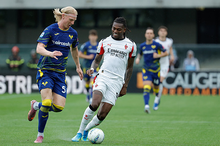 Rafael Leao (R) of AC Milan under pressure from Andrias Edmundsson (L) of Hellas Verona FC during the Italian Serie A soccer match Hellas Verona vs AC Milan at Marcantonio Bentegodi Stadium.
Final score Hellas Verona 0: 1 AC Milan