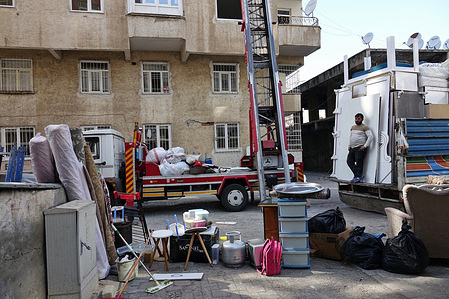 A family whose house was heavily damaged by severe earthquakes in Diyarbakir moves to a safe place. Turkey and Syria have experienced the worst earthquakes to strike the region in almost a century. A 7.8-magnitude quake struck southeastern Turkey, which was followed by a second quake of 7.7 in northern Syria. This earthquake damaged 25,000 buildings which are not safe to live in. In Diyarbakir city, over 1,100 buildings are heavily damaged.