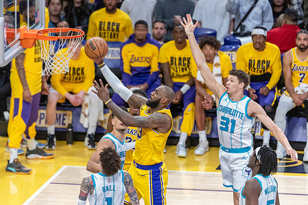 Los Angeles Lakers' LeBron James #23 goes to the basket against the Charlotte Hornets during an NBA basketball game at Crypto.com Arena. Final Score : Hornets 100: 97 Lakers
