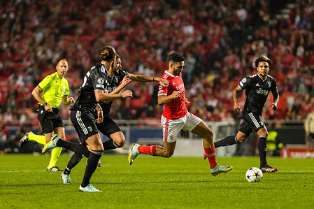 Goncalo Ramos (R2) of SL Benfica, Adrien Rabiot (L), and Manuel Locatelli (L2) of Juventus FC seen in action during the UEFA Champions League group H football match between SL Benfica and Juventus FC at the Luz stadium. 
(Final score: SL Benfica 4 - 3 Juventus FC)
