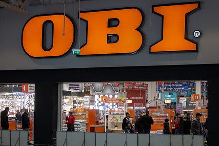 People are seen shopping in the OBI supermarket in Moscow. DIY retailer OBI is reportedly ceasing operations in Russia. The chain owned by the German Tengelmann Group has 28 stores and approximately 4.900 employees in Russia.