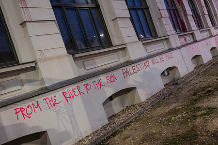 Close-up view of the Felsenkeller venue wall showing graffiti and paint splashed across the surface. The facade of a concert venue in the Lindenau district was vandalized with political graffiti ahead of an appearance by Israeli author Arye Sharuz Shalicar as part of the “Leipzig Reads” program. The event is part of the “Leipzig Reads” program held alongside the Leipzig Book Fair, one of the largest literary events in Europe. It features a reading from the latest book by German-Israeli author Arye Sharuz Shalicar followed by a public discussion with invited speakers from the fields of politics and civil society.
Shalicar is also known for his work in a governmental role in Israel and as a reserve spokesperson for the Israel Defense Forces (IDF). Due to the ongoing war, he is unable to attend in person and is participating in the event via video link.