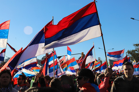 Frente Amplio party supporters hold flags during the Banderolazo in Montevideo.
Almost a month after the national elections of Uruguay, the Frente Amplio party called its followers to a "Banderolazo" (wave of flags) at the Ramires Beach in Montevideo.
