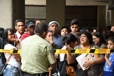 A security guard seen trying to maintain order as Venezuelans line up outside the Chilean consulate in the city of Caracas. The Democratic Responsibility visa for Venezuelan immigrants began, this aid was announced by President Sebastián Piñera. The visa must be requested at the Chilean Consulate in Caracas and will grant a temporary residence permit for one year, extendable for one time and which makes it possible to request the Definitive Residence.