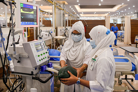 Nurse are seen checking an ICU machine at the Bangabandhu Sheikh Mujib Medical University (BSMMU) in Dhaka.
A 1,000-bed field hospital for treating patients infected with coronavirus has been inaugurated at Bangabandhu Sheikh Mujib Medical University (BSMMU). The hospital has ICU and HDU beds.