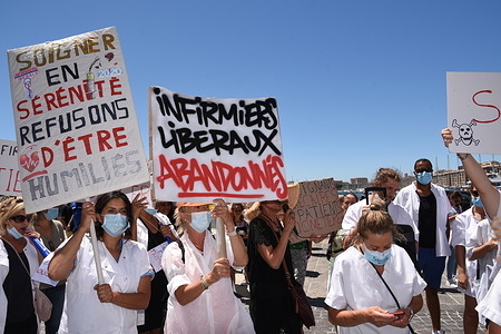 Healthcare workers wearing masks display placards with brand labels during the demonstration.
Liberal healthcare workers demonstrate in Marseille.