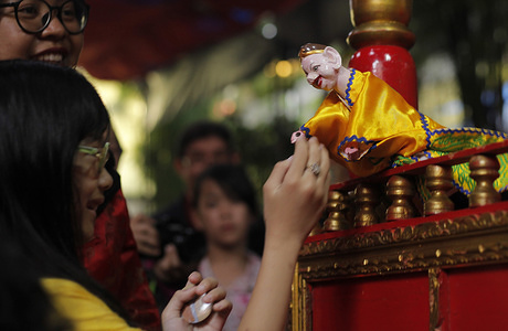 A child is seen interacting with a potehi doll while performing during the festival at Dhanagun Temple.
Traditional puppet shows are endangered, the potehi puppet show in the Bogor Street Festivals 2019 series supports the preservation of traditional arts and culture.