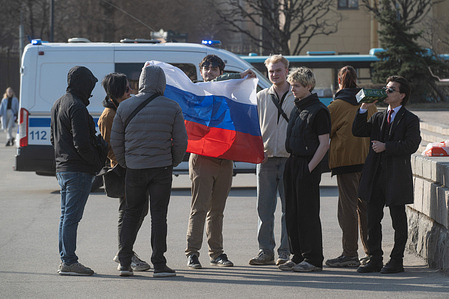 A man unfurls a Russian flag as plainclothes police officers question people gathered at a protest against internet restrictions in Russia. According to the OVD-Info project, 18 people were detained in Russia during protests against internet shutdowns.
Earlier, the authorities refused to approve protest applications in cities across Russia against internet shutdowns, and five members of the Scarlet Swan movement were arrested in Moscow.