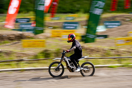 A competitor seen training on the track during the third round of Surron's E-POWER CROSS held in Chongli. The event attracted over 200 participants competing in five categories: Gold, Silver, Bronze, Women's, and Hyper Bee. It stands as the largest electric off-road race in China. At the venue, the Light Bee 2 test ride area drew significant attention, with both riders and spectators eagerly trying it out and praising its performance.