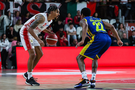 Olivier Hanlan #21 of Pallacanestro Varese OpenJobMetis (L) competes for the ball against Gerald Robinson #22 of Givova Scafati Basket (R) during LBA Lega Basket A 2023/24 Regular Season game between Pallacanestro Varese OpenJobMetis and Givova Scafati Basket at Itelyum Arena. Final scores; Varese 94 | 93 Scafati.
