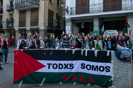 Protesters gather behind a Palestinian flag during a Pro-Palestine. Protesters gather in front of the Ministry of Foreign Affairs in Madrid, to demand the release of Global Sumud Flotilla activists Saif Abu Keshek and Thiago Ávila. Brazilian activist Thiago Ávila and Spanish-Palestinian Saif Abu Keshek were intercepted on Thursday while traveling with the Global Sumud Flotilla to the Gaza Strip and are currently being held in Israel for questioning.