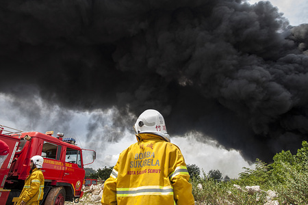 Kota Sarang Semut Volunteer Fire Brigade arrived at the fire scene and quickly disperse to control the fire involving three factories in Sungai Petani. The fire broke at 1:00 PM and razed a plastic recycling centre, a plywood processing factory and a casket factory. Fire fighters were having a hard time to control the fire due to wind condition and flammable products.