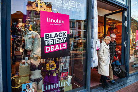 A couple is exiting the Forster Lingerie store with Black Friday deals. The weekend before Black Friday, stores across the Netherlands are already filled with sale decorations and early promotions. About a third of Dutch residents delay purchases to secure better Black Friday deals, with major discounts offered on electronics, toys, furnishings, clothing, sneakers, and jewelry. Although Black Friday 2025 falls on November 28, many retailers have launched their deals early.