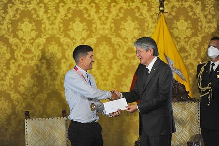 Richard Carapaz receives a cheque with an economic incentive from the president of Ecuador Guillermo Lasso.The ceremony was held at the Government Palace of Ecuador, a reception where the cyclist Richard Carapaz was honored from for his achievement in the Tokyo 2020 Olympics + 1, the Ecuadorian competitor won the gold medal in road cycling, He also received as a prize from the Ecuadorian state a cheque for 100.00$