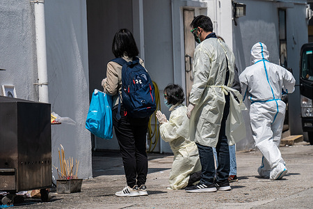 Family members perform funeral rites outside Victoria Public Morgue.
 With the latest surge in deaths due to the Omicron outbreak in Hong Kong, the local morgues are at capacity and the government is relying on hospitals and private mortuaries for help. As of March 5, 2022, 1561 people have died in the latest wave, bringing Hong Kong's total number of known COVID-19 deaths to 1774. Most of the deaths have been amongst the elderly, many of whom were either not vaccinated or not fully vaccinated.