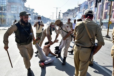 Indian government forces seen drugging a Kashmiri Shiite mourner, as they defied restrictions during the religious procession.
Police in Indian administered Kashmir imposed a curfew and other restrictions in Srinagar to prevent Shiite Muslims from taking part in Muharram procession. Muharram is a month of mourning in remembrance of the martyrdom of Imam Hussain, the grandson of Prophet Muhammed.