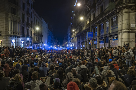 A crowd of protesters sit in front of the police line at Via Laietana during the demonstration.
Sixth day of protest after the announcement of the sentences by the Supreme Court of Spain that condemns the Catalan leaders and politicians to long prison sentences. The riot agents have repeatedly charged the protesters around of the central police station of the National Police in Via Laietana.
