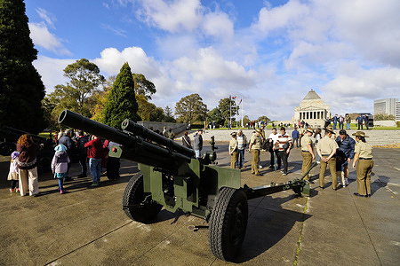 A Howitzer field gun at the Shrine of Remembrance. A 21-gun salute was held on the lower forecourt in Melbourne to officially mark the birthday of His Majesty King Charles III, Australia’s Head of State. Although his actual birthday is on 14 November, the celebration traditionally takes place in June to align with favourable weather, following royal protocol. The ceremonial salute, a long-standing Commonwealth tradition, involves firing blank artillery rounds to honour significant royal occasions.