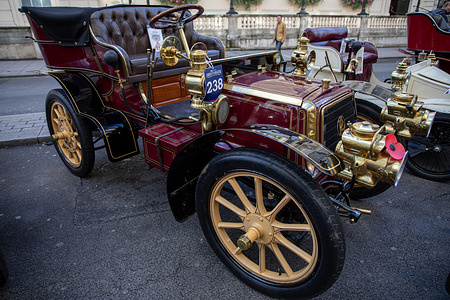 A brown 1903 Penhard-Levassor seen during a vintage car show. Thousands of people gathered on Pall Mall in Central London for the second St James’s Motoring Spectacle, a free event organized by the RAC Club that kicks off the London to Brighton Veteran Car Run weekend. The show offers six themed displays—Veteran Concours, Education, Private Sales, Cycle, Anniversary, and Modern Design—allowing visitors close access to veteran, classic, and supercars on a street usually packed with traffic.