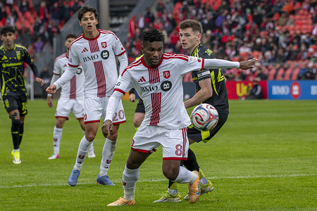 Jose Cifuentes of Toronto FC (C) seen in action during the MLS game between Toronto FC and Columbus Crew at BMO field. Final score Toronto FC 2 : 1 Columbus Crew