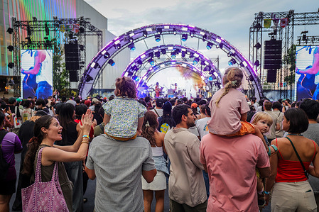 Participants enjoy at the Bangkok World Music Day. This event is a collaboration between One Bangkok, the French Embassy in Thailand, and Alliance Française Bangkok. Its main goal is to celebrate diverse music genres and offer everyone a chance to experience music together.