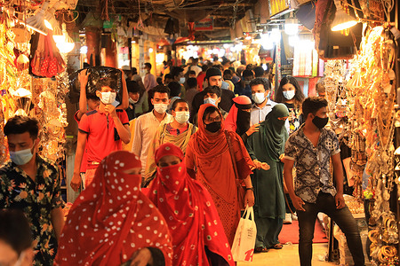 Bangladeshi people throng to the Eid market without caring about social distancing, crucial to prevent the COVID-19 spread.
Bangladesh sees 97 more deaths, 3,306 cases in 24 hours.