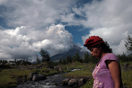 Despite strict warnings by authorities, villagers still go back to their house to check if their farm is okay.
The Mayon volcano eruption has made tens of thousands of local residents having to leave their home to stay in government provided temporary shelters. The last major eruption of the Mayon volcano was recorded in 2013.