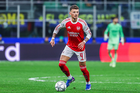 Ben White of Arsenal FC seen in action during UEFA Champions League 2025/26 League Phase - Matchday 7 football match between FC Internazionale and Arsenal FC at San Siro Stadium in Milan FC Internazionale 1 | 3 Arsenal FC