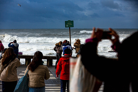 Spectators gather along the seafront at Coronel Raul Peres Avenue to witness the fury of Storm Ingrid as massive waves crash against the Atlantic shore. Dressed for winter and bracing against the wind, locals and visitors document the dramatic weather event. Porto, Portugal, January 24, 2026. Storm Ingrid slams Porto’s iconic lighthouse with powerful waves, forcing authorities to restrict access along the Atlantic promenade. Barricades and warning tape line the seafront as severe weather disrupts coastal activity and highlights the intensity of the storm.