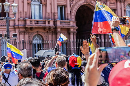 Venezuelans look towards the balcony of Casa Rosada while they await the departure of Edmundo González Urrutia during the celebration. A crowd celebrated Edmundo González Urrutia's visit to Argentina in Plaza de Mayo. The Venezuelan president-elect was received by Javier Milei at the Casa Rosada, in Buenos Aires.