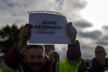 A protester holds a placard expressing his opinion during the demonstration. A demonstration and strike by RENFE maintenance workers in Madrid, protesters demanded improvements to facilities, changing rooms, and restrooms; the modernization of outdated machinery; a shortage of spare parts; staffing shortages; and an end to excessive outsourcing of work.