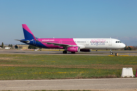 A Wizz Air UK Airbus 321 just landed at Verona Villafranca airport.
Wizz Air UK Ltd. is a British low-cost airline and a subsidiary of Hungarian airline, Wizz Air, founded to enable Wizz Air to retain full UK market access post-Brexit.