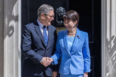 (L) British Prime Minister Keir Starmer welcomes (R) Japanese Prime Minister, Sanae Takaichi to Downing Street.