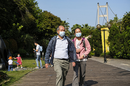 Men wearing face masks as a preventive measure, at a park during the Easter weekend amid Coronavirus outbreak.
Corona Virus (Covid19) cases in Hong Kong have reached over 1,000. Authorities urged the public to stay at home during the long Easter weekend.