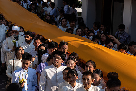 Buddhist devotees seen carrying a holy cloth to wrap the pagoda while walk circling around the temple to mark Makha Bucha day at Wat Arun temple. Makha Bucha or Magha Puja also known as the day of the Fourfold Assembly is one of the Buddhist holiest days celebrated on the day that Lord Buddha gave the first sermon on the essence of Buddhism into his ordained 1,250 monk disciples. All spontaneously gathered without an appointment.