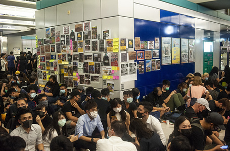 Thousands of protesters held an occupation of the Yueng Long metro station shortly before the riot police gear made a move to remove them from the area during the demonstration.
Thousands protesters gathered at the Yueng Long Metro Station and occupied the space in protest of the events that occurred one month ago when members of the Triad Gang assaulted protesters and journalists with iron rods and other weapons. Police in riot gear advanced on the protesters and attempted to disperse the crowd however they were repelled and the Protesters made their getaway on trains that were held by workers of the Metro Station.