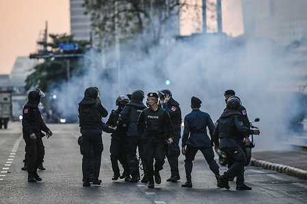 Riot police run away during an explosion from unknown source during a pro-democracy demonstration to demand the release of the arrested activists.
Pro-democracy protesters took the streets around Samyan Shopping Mall demanding the resignation of Thailand Prime Minister and the reform of the monarchy. The protesters denounced the use of the ‘Lese Majeste law’ under the section 112 of the penal code and asked the autorities to release the activists who has been arrested under that same law.