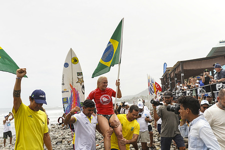 Tati Weston Webb of Brazil celebrates a victory during the finals of the 2023 ISA World Surfing Games in El Tunco beach.