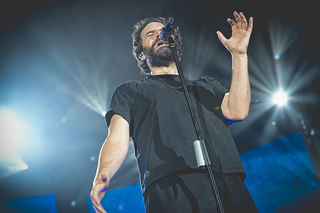 Italian singer Tommaso Paradiso performs live at Palapartenope during his Palasport Tour 2026.