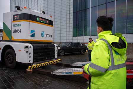 An operator from the Westwell company uses joysticks to drive off the Qomolo heavy-duty commercial vehicle from the trailer in Margate. The fourth annual Self-Driving Industry Awards 2026 (SDIA26) takes place in Margate, UK. The event organised by the Cars of the Future. A Westwell Qomolo was demonstrated on the event. It is an electric autonomous heavy-duty commercial vehicle engineered by the Chinese AI and logistics robotics company, Westwell. This vehicle is built specifically for industrial, enclosed, and semi-public environments like seaports, container terminals, and logistics parks.