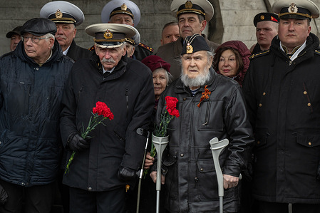 World War II veterans, naval academy cadets and Youth Army members take part in the "Flame of Memory" campaign on Victory Square. Flames from the Eternal Fires of Tula, Smolensk and Moscow were brought by participants of a motor rally held as part of the "Flame of Memory" campaign. They started on April 30 from the "Bayonet" memorial in Zelenograd and covered over 2,800 kilometers. Their route passed through the Moscow, Tver, Novgorod, Pskov and Leningrad regions as well as Karelia.
The traditional “Be Worthy of the Fallen ’s Memory” campaign dedicated to the 80th anniversary of the Victory in the Great Patriotic War took place at the Piskaryovskoye Memorial Cemetery.