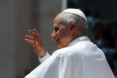 The pontiff seen waving to the faithful as he leaves the square in the popemobile. Pope Leo XIV presides over the Wednesday General Audience in St. Peter's Square.
This morning, thousands of faithful and pilgrims from around the world gathered in St. Peter's Square to participate in the Wednesday General Audience with Pope Leo XIV. A moment of prayer, listening, and communion that filled the square with hope, reflection, and joy.