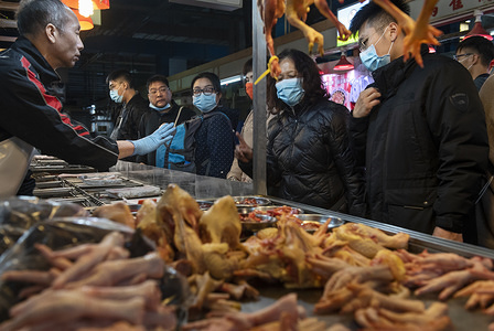 Customers using face masks buy chicken meat at a food market in Hong Kong.
Since the start of the coronavirus outbreak, the death toll now stands at 170, infected people more than 7,700 and 12,000 more under observation.