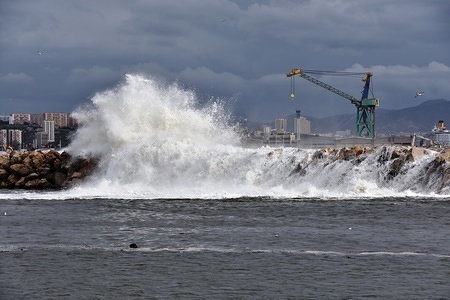 Bouches-du-Rhone department has been placed on the alert for strong winds.
In Marseille, a very strong wind with punctually violent gusts required special vigilance with the risk of waves and submersion.
(Achieved photo: 04/03/2017)