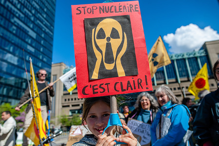 A little girl is seen holding a placard over her head during the protest.
On the day that commemorates the 33rd anniversary of the Chernobyl nuclear disaster, a protest was organized by the “Fin du nucléaire” and Réveil Anti-Nucléaire” associations, as well as director Bouli Lanners. They want the five most dangerous Belgian reactors to be shut down.