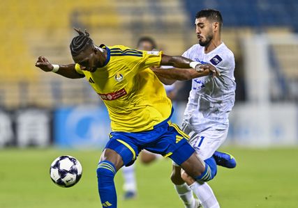 Seydou Sano (L) of Al Gharafa SC and Saeid Saharkhizan of Esteghlal FC seen in action during the AFC Champions League Elite West football match between Al Gharafa SC and Esteghlal FC at Thani Bin Jassim Stadium. Final score; Al Gharafa SC 1 : 2 Esteghlal FC.