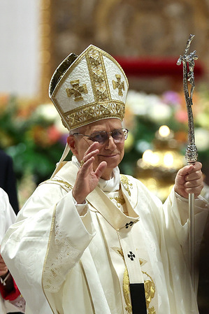 The pontiff leaves the St. Peter's Basilica in procession and seen greeting the faithful. In the solemn setting of St. Peter's Basilica, Pope Leo presided over the Easter Vigil, the heart of Christian celebrations, calling faithful from around the world to renew their hope and faith in the resurrection. The liturgy, which began with the rite of light and the blessing of the new fire, was attended by thousands of pilgrims gathered in prayer. In his message, the Pontiff emphasized the value of spiritual rebirth in a time marked by conflict and global uncertainty.